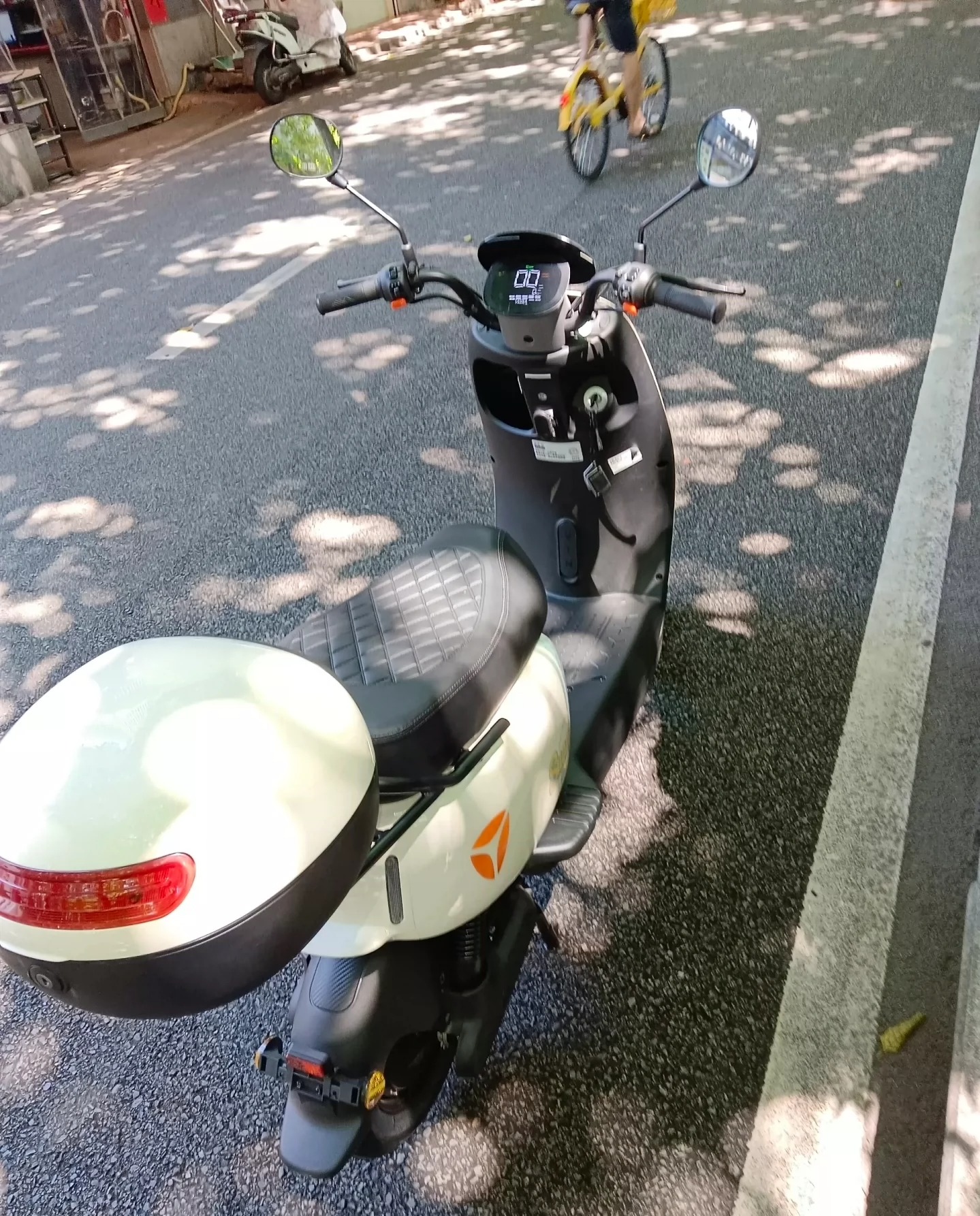 雅迪电动车，二手电动车，上下班自用代步车，充电速度快，续航高，个人闲置出售！#电动车整车 #电动车配件 #电动车装备